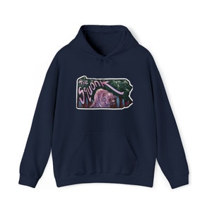 Può includere: Felpa con cappuccio blu navy con tasca frontale e coulisse. La felpa presenta una grafica di una creatura e il testo "The Squonk" all'interno di un contorno dello stato della Pennsylvania.