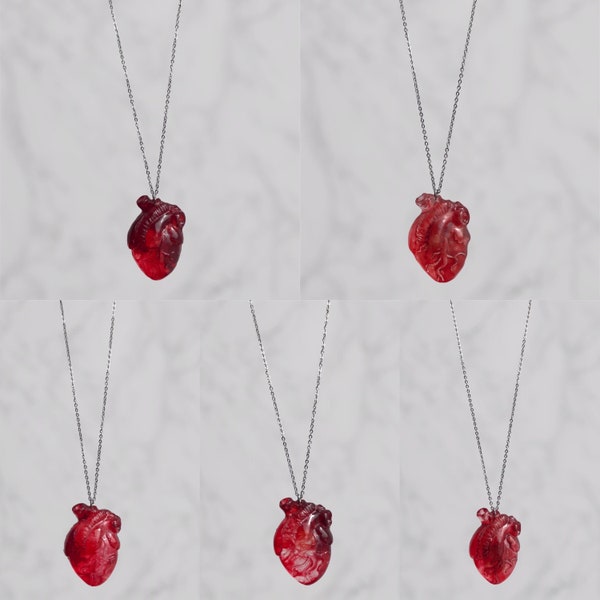 Collier cœur anatomique en résine effet réaliste, sombre, rouge