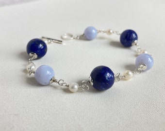 Bracelet lapis lazuli, calcédoine bleue, perles d'eau douce blanches et argent 925