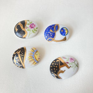 Broche de porcelana con inicial decorada en oro puro