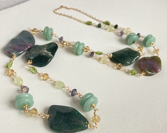 Collier indien d'agate, aventurine, préhnite, péridot, cristaux, chaîne spéciale plaquée or