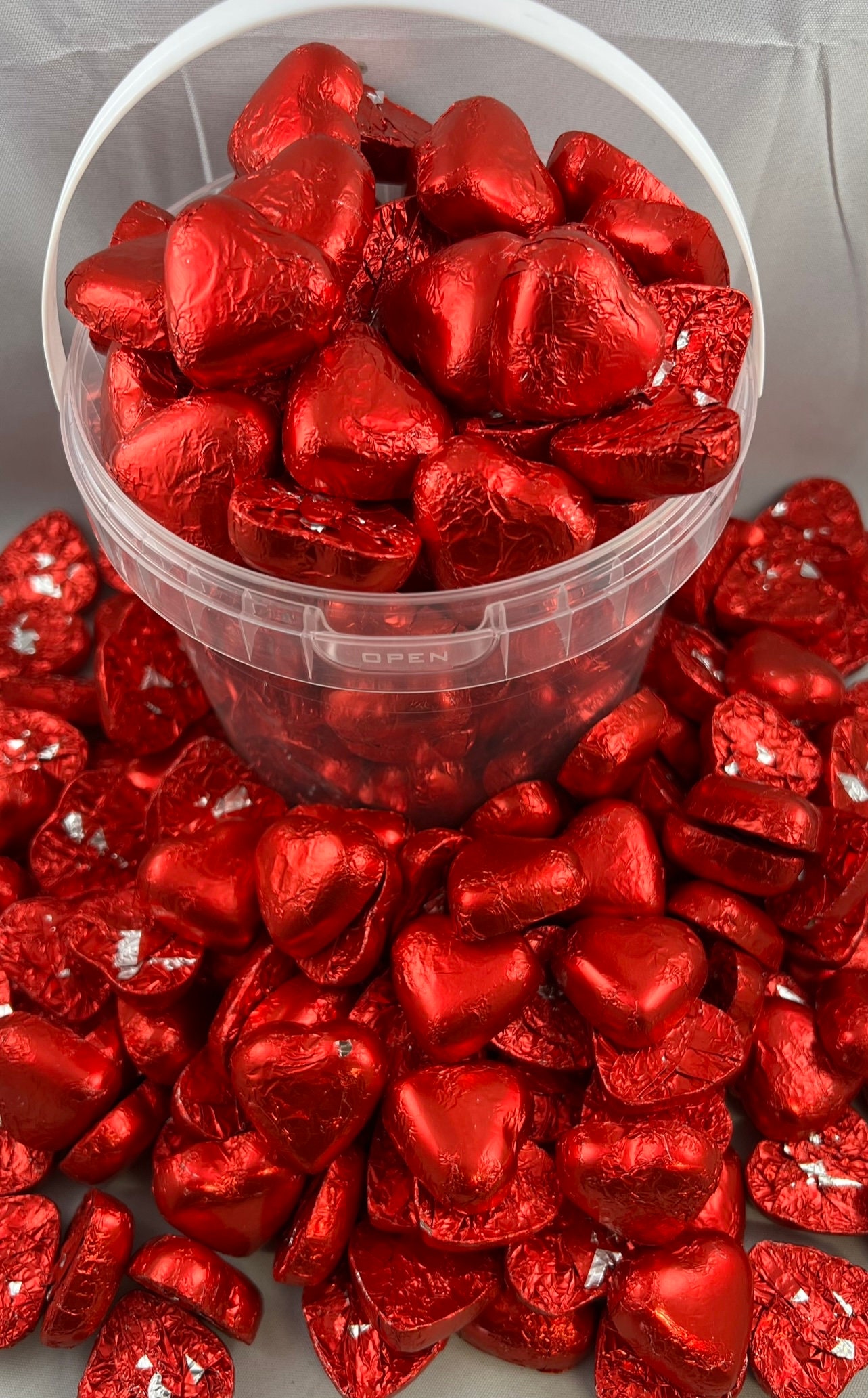Herzpralinen, in rote Folie verpackt – Bilder kaufen – 645569