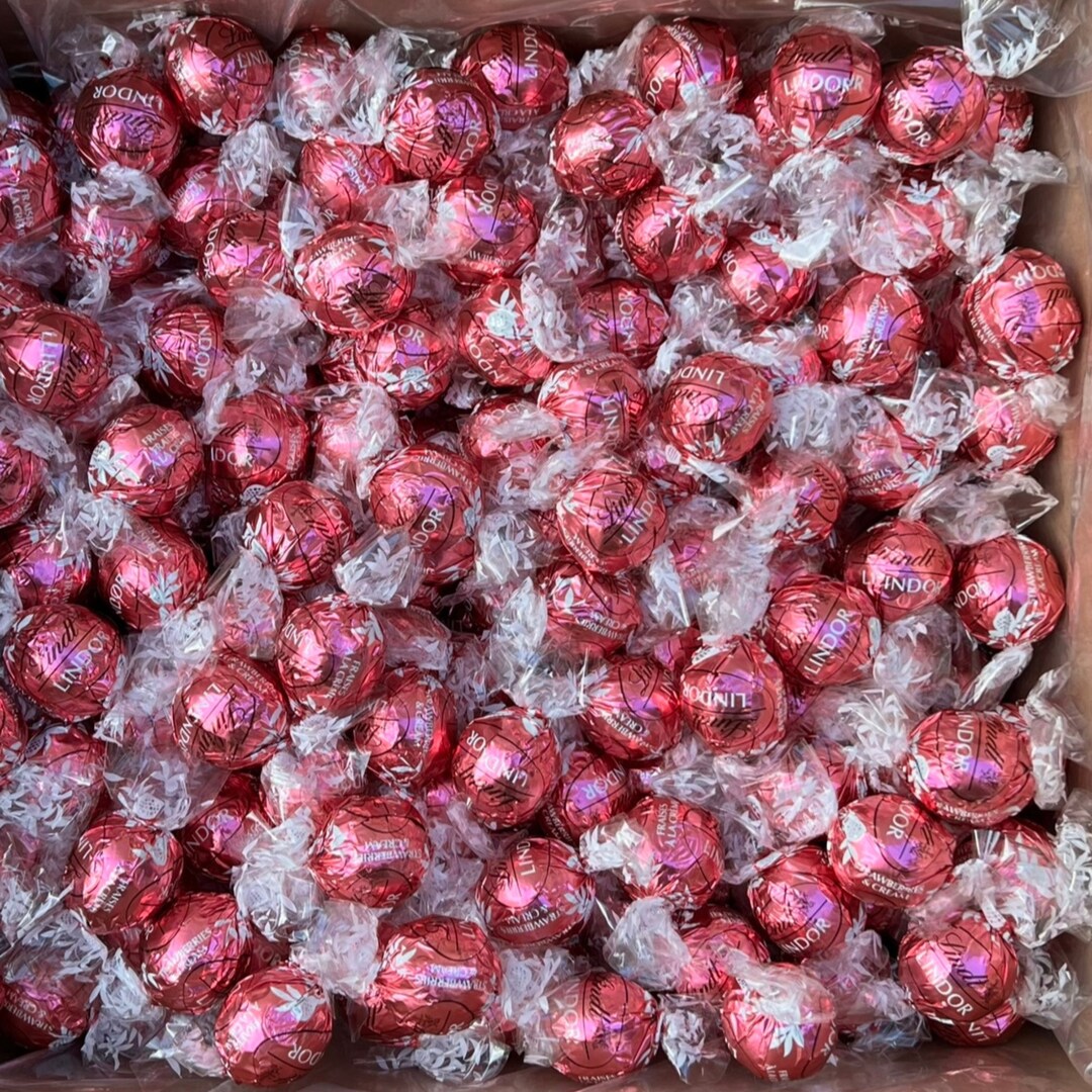 Lindt Lindor Strawberries & Cream Truffles Dated 07/25 Pick N Mix