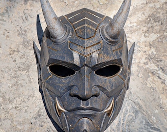 Masque oni cyberpunk avec cornes argentées : décoration de samouraï à porter