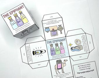 以下が含まれることがあります： エピファニーに関するイラストとテキストが描かれた、白い未展開のペーパークラフト。立方体には、三賢者、ラクダ、その他の宗教的シンボルが描かれています。テキストには聖書の詩が含まれています。
