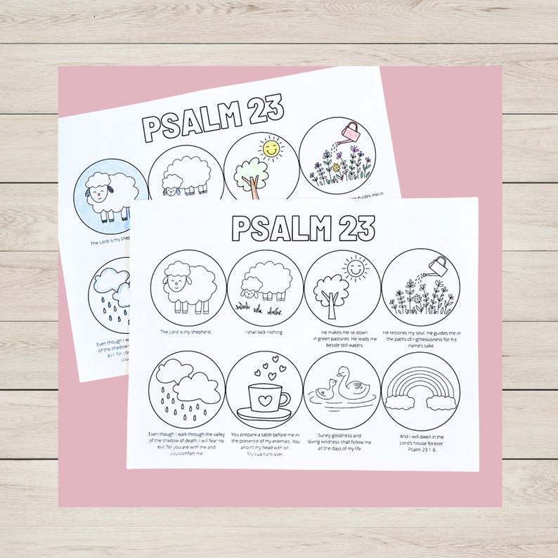 Puede incluir: Dos impresiones en papel blanco con el texto "PSALM 23" e ilustraciones circulares. Las ilustraciones incluyen ovejas, un sol, un &aacute;rbol, flores, lluvia, una taza, cisnes y un arco&iacute;ris. Sobre un fondo rosa.