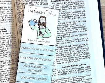 Puede incluir: Una tarjeta ilustrada azul y blanca con el título "Los Milagros de Jesús" y una lista de milagros realizados por Jesús: Jesús convierte el agua en vino, Jesús sana al hijo del oficial, Jesús sana al hombre junto al estanque y Jesús alimenta a los 5.000. La tarjeta es del Libro de Juan.