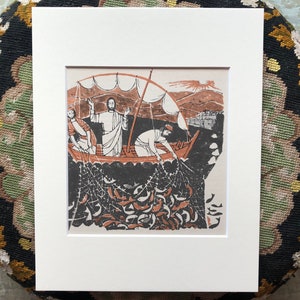 Puede incluir: Una ilustración vintage que representa una escena de la Biblia, mostrando a Jesús en un barco con dos pescadores. El barco está lleno de peces, y la red está llena de peces. La escena se desarrolla en un cuerpo de agua con un pueblo en el fondo.