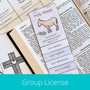 Pode incluir: Um marcador de página imprimível roxo e branco com o título "Holy Week" e uma ilustração de um burro. O marcador inclui os dias da Semana Santa com as referências bíblicas correspondentes.