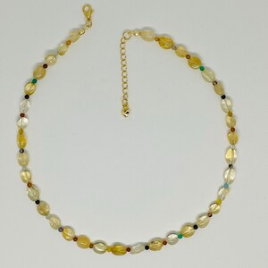 Gargantilla de cuentas de citrino con detalles de ágata arcoíris