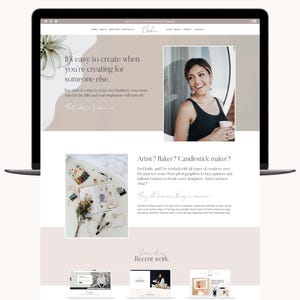 Könnte beinhalten: Ein Laptop-Bildschirm zeigt eine Website mit minimalistischem Design. Die Seite zeigt ein Foto einer Frau mit einer Tasse, den Text "Es ist einfach zu kreieren, wenn man für jemand anderen kreiert" und einen Abschnitt mit der Überschrift "Aktuelle Arbeiten."