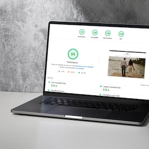 K&ouml;nnte beinhalten: Ein Laptop-Bildschirm zeigt einen Website-Performance-Score von 99. Die Website ist mit 100 f&uuml;r Barrierefreiheit, Best Practices und SEO bewertet. Die Website ist ein Fotografie-Portfolio mit einem Bild eines Paares, das auf einem Steg steht.