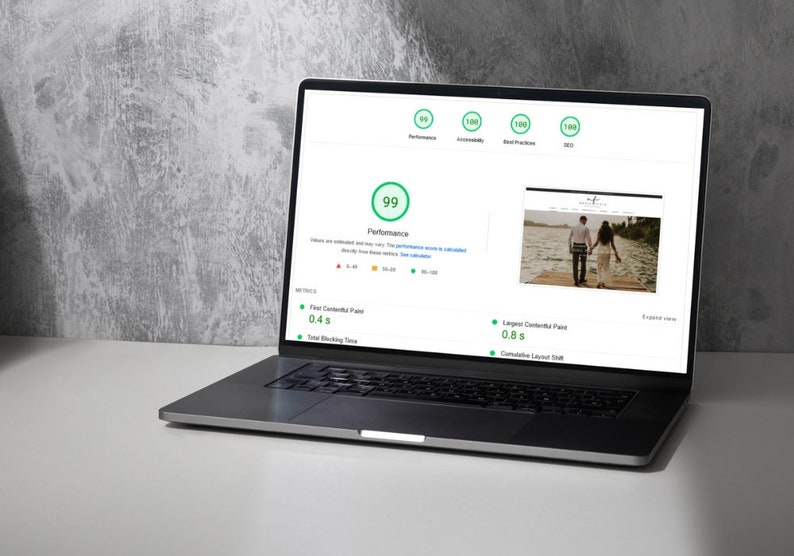 K&ouml;nnte beinhalten: Ein Laptop-Bildschirm zeigt einen Website-Performance-Score von 99. Die Website ist mit 100 f&uuml;r Barrierefreiheit, Best Practices und SEO bewertet. Die Website ist ein Fotografie-Portfolio mit einem Bild eines Paares, das auf einem Steg steht.