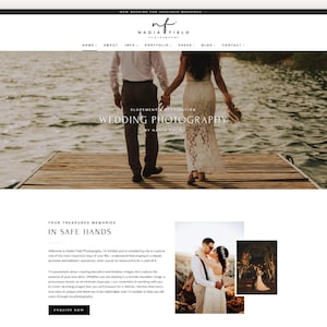 K&ouml;nnte beinhalten: Ein Paar geht Hand in Hand auf einem Holzsteg, der auf ein Gew&auml;sser blickt. Der Text "Elopement Destination Wedding Photography by Nadia Field" ist auf dem Bild zu sehen.