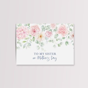 Puede incluir: Tarjeta de felicitaci&oacute;n con un dise&ntilde;o floral que presenta rosas y hortensias rosas. La tarjeta dice "TO MY SISTER on Mother's Day" en una elegante escritura. Las flores est&aacute;n dispuestas en la parte superior de la tarjeta sobre un fondo blanco.