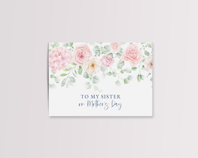 Puede incluir: Tarjeta de felicitaci&oacute;n con un dise&ntilde;o floral que presenta rosas y hortensias rosas. La tarjeta dice "TO MY SISTER on Mother's Day" en una elegante escritura. Las flores est&aacute;n dispuestas en la parte superior de la tarjeta sobre un fondo blanco.