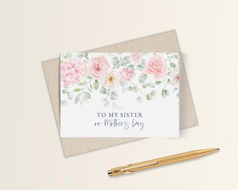 Puede incluir: Una taza de cer&aacute;mica blanca con un asa negra y el texto "But First, Coffee" en negro, con una fuente de estilo manuscrito. La taza est&aacute; sobre una superficie blanca.