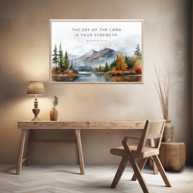K&ouml;nnte beinhalten: Ein gerahmtes Aquarellbild einer Bergseenlandschaft mit B&auml;umen und einem Zitat: "Die Freude des Herrn ist deine St&auml;rke." Nehemia 8:10