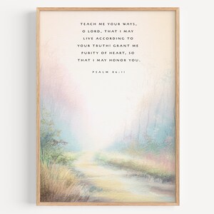 Könnte beinhalten: Gerahmter Kunstdruck mit einer Aquarelllandschaft, die einen Weg zum Licht zeigt. Das Kunstwerk enthält Text aus Psalm 86,11 in schwarzer Schrift. Der Druck ist vor Pastellfarben gesetzt und in Holz gerahmt.