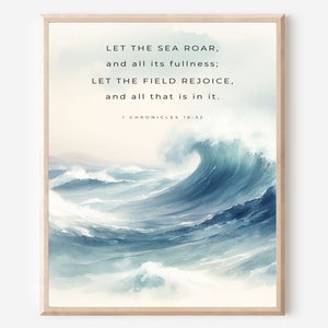 Pode incluir: Uma pintura em aquarela de uma grande onda oceânica quebrando na costa. A pintura é em tons de azul e branco, com uma sensação suave e etérea. O texto "LET THE SEA ROAR, and all its fullness; LET THE FIELD REJOICE, and all that is in it. 1 CHRONICLES 16:32" está impresso em preto no topo da pintura.