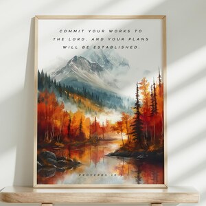 Pode incluir: Uma impressão emoldurada com uma pintura em aquarela de uma paisagem montanhosa com um lago em primeiro plano. O texto "COMMIT YOUR WORKS TO THE LORD, AND YOUR PLANS WILL BE ESTABLISHED." está impresso na impressão. O texto "PROVERBS 16:3" está impresso na parte inferior da impressão.