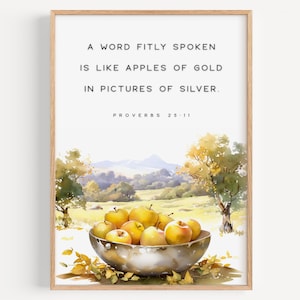 Può includere: Stampa artistica incorniciata con un acquerello di una ciotola di mele dorate. L'opera d'arte include il testo "A WORD FITLY SPOKEN IS LIKE APPLES OF GOLD IN PICTURES OF SILVER. PROVERBS 25:11" e uno sfondo panoramico.