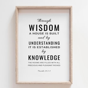 Pode incluir: Arte de parede imprimível em preto e branco com uma citação sobre sabedoria, compreensão e conhecimento. A citação diz: "Pela sabedoria se constrói uma casa, e pelo entendimento se firma; pelo conhecimento os quartos se enchem de todos os bens preciosos e agradáveis." A citação é atribuída a Provérbios 24:3-4.
