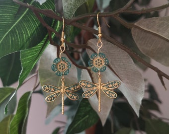 Dragonfly Earrings / Turquoise Green Earrings / Flower Earrings / Nature Inspired Jewelry / Insect Earrings / Cottagecore Style Jewelry