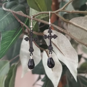 Orecchini croce gotica / Orecchini croce nera / Collezione gotica Terhentuuli / Orecchini con carta stampata in edizione limitata firmata dall'artista