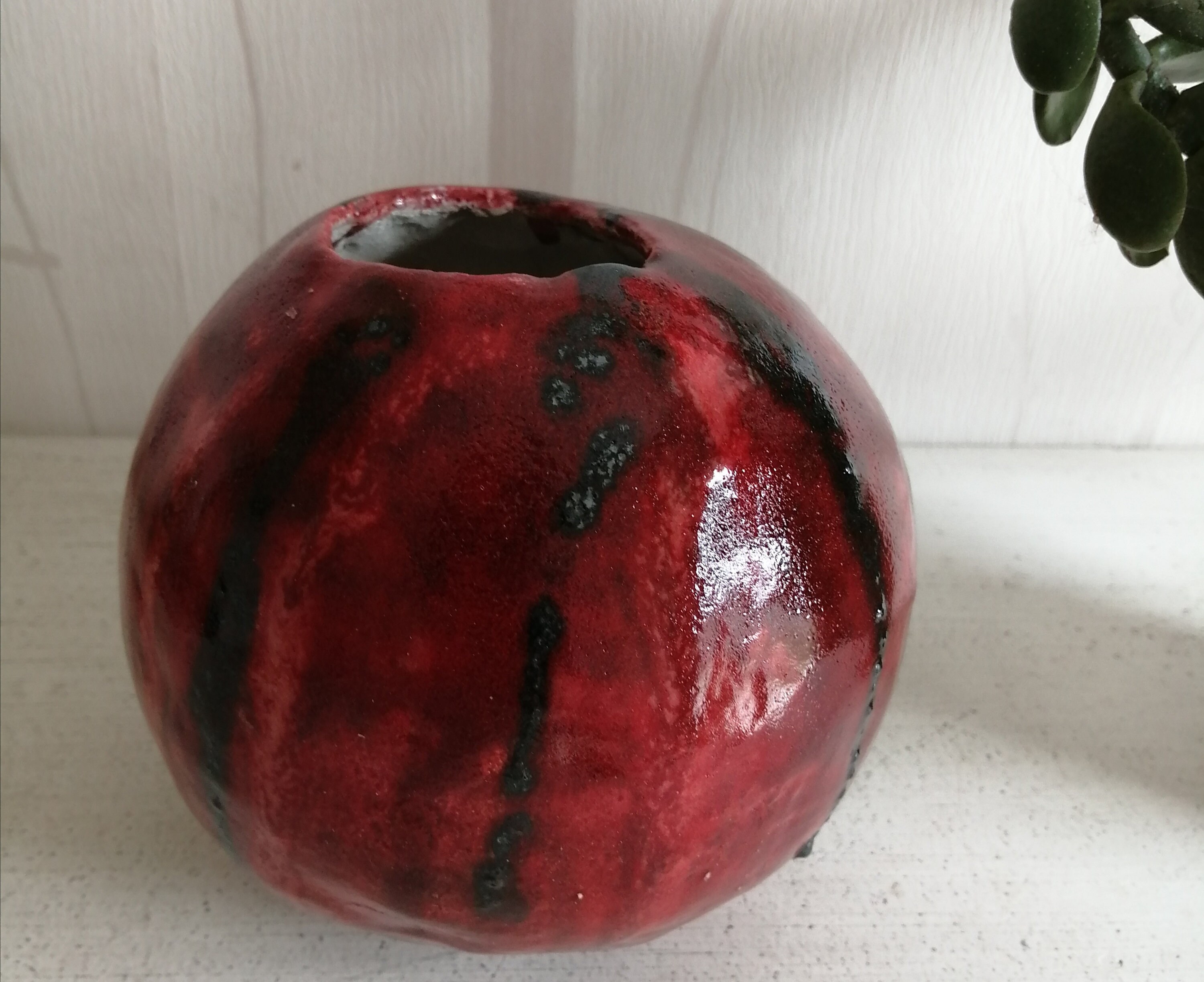 Vase en Céramique Aux Couleurs Du Dalhia Rouge et Noir