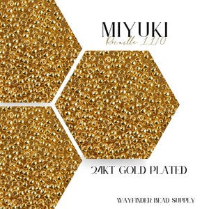 K&ouml;nnte beinhalten: Nahaufnahme von vergoldeten Perlen. Die Perlen sind klein und rund und in einem sechseckigen Muster angeordnet. Der Text "MIYUKI Rocaille 11/0 24KT GOLD PLATED WAYFINDER BEAD SUPPLY" ist im Bild sichtbar.