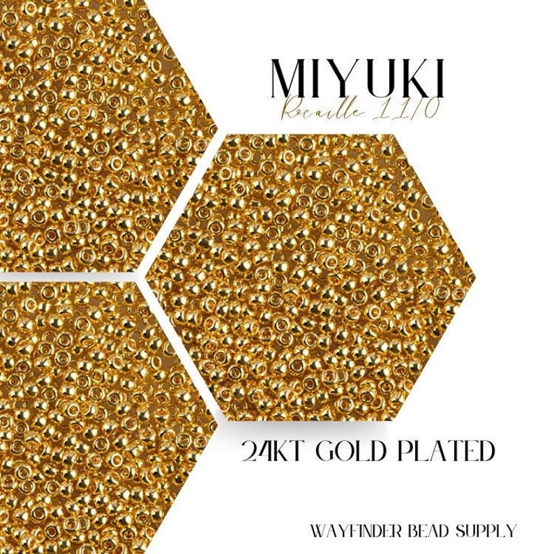 K&ouml;nnte beinhalten: Nahaufnahme von vergoldeten Perlen. Die Perlen sind klein und rund und in einem sechseckigen Muster angeordnet. Der Text "MIYUKI Rocaille 11/0 24KT GOLD PLATED WAYFINDER BEAD SUPPLY" ist im Bild sichtbar.