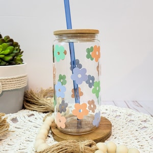 Retro Daisy Glass Cup, Beer Can Glass With Lid and Straw, Groovy Flower Cup, Pastel Flowers, Iced Coffee Cup, Bridesmaid Gift, Aesthetic Cup