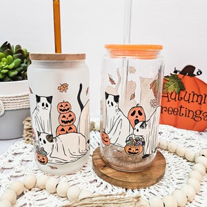 ハロウィンゴーストキャットガラス缶カップ、かわいいゴーストキャットカップ、不気味な季節のコーヒーマグ、秋のコーヒー、猫好きへのギフト、トレンディなアイスコーヒーカップ