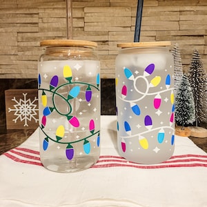 Lata de café helado de vidrio con luces navideñas que cambian de color, taza de café de vidrio navideña con tapa y pajita, taza de vidrio en forma de lata de cerveza Libbey, luces brillantes
