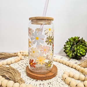 Retro Daisy Glass Cup, Beer Can Glass With Lid and Straw, Colorful Boho Floral Tumbler, Iced Coffee Cup, Bridesmaid Gift, Trendy Glassware