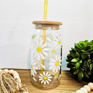 White Daisy Tumbler, Daisy Glass Cup, Spring Floral Glass Cup with Lid, White Daisies, Mothers Day Gift, 16oz Glass Can, Iced Latte Glass