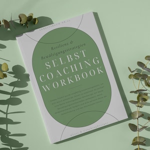 Può includere: Un quaderno bianco di auto-coaching con un cerchio verde sulla copertina. Il titolo è "Resilienz & Bewältigungsstrategien SELBST COACHING WORKBOOK". Il testo sulla copertina descrive il quaderno come uno strumento per aiutare le persone ad affrontare momenti difficili.
