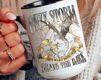Czwarty kubek skrzydłowy, Onyx Storm, kubek Basgiath, Dragons Tairn Andarna Dragon Rider War College Bookish Gift Czytelnicy Violet Sorrengail Bookish Mug