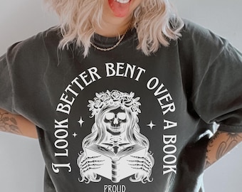 Camiseta con colores cómodos para lectores obscenos, esqueleto "Me veo mejor inclinada sobre un libro", camiseta de lectora romántica, camiseta de libro picante, idea de regalo de romance oscuro