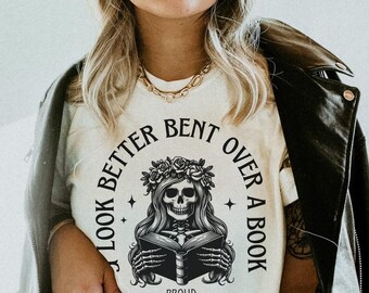 Camiseta de libros obscenos: "Me veo mejor inclinada sobre un libro". Regalo para amantes de los libros picantes. Idea de regalo obscena y literaria. Colores cómodos. Moralmente gris.