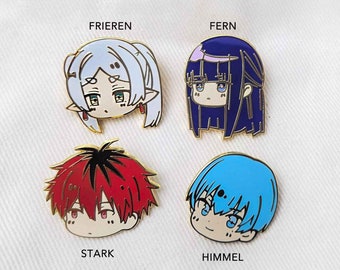 Könnte beinhalten: Vier Emaille-Pins mit Anime-Charakteren. Die Pins sind quadratisch angeordnet mit den Namen "Frieren", "Fern", "Stark" und "Himmel" unter jedem Pin.