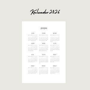 Pode incluir: Impressão de calendário minimalista de 2026 com fundo creme. O calendário apresenta um design simples com os meses do ano. O texto "Kalender 2026" está escrito em estilo manuscrito na parte superior, e a palavra "labellery" na parte inferior.
