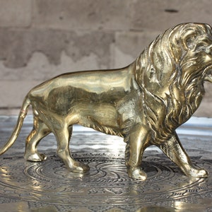 Messinglöwe Figur: König der Dschungel Wohnkultur