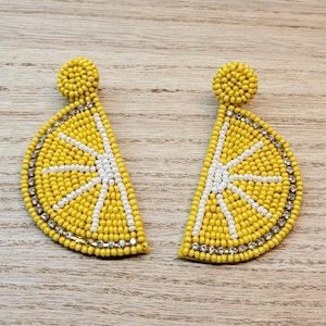 Orecchini con perline a forma di fetta di limone - Gioielli boho per l&#39;estate - Divertenti orecchini pendenti a forma di frutta - Regalo unico per lei