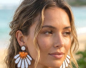 Pendientes de conchas marinas con cuentas: joyería bohemia en blanco, naranja y perla