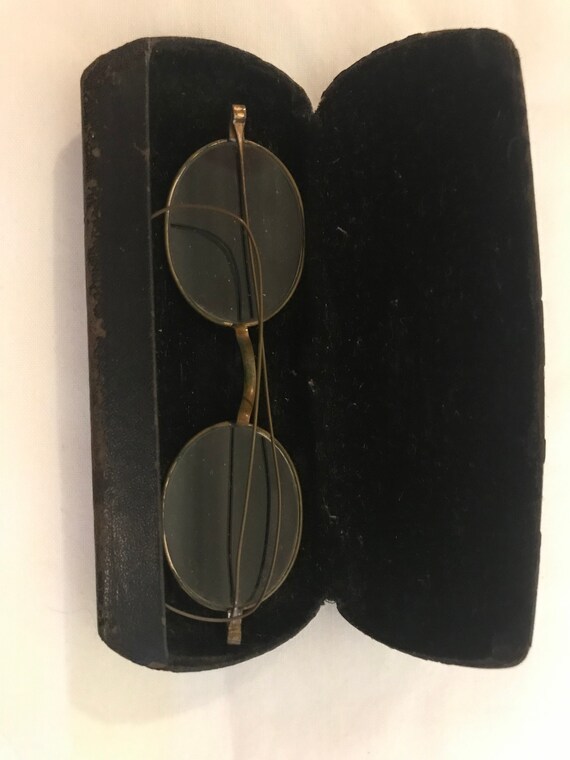 Spectacles in case - image 1