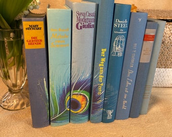 8 Bücher mit Pfau in blau und hellblau. Bücherstapel dekorativ vintage Bücherbündel Literatur