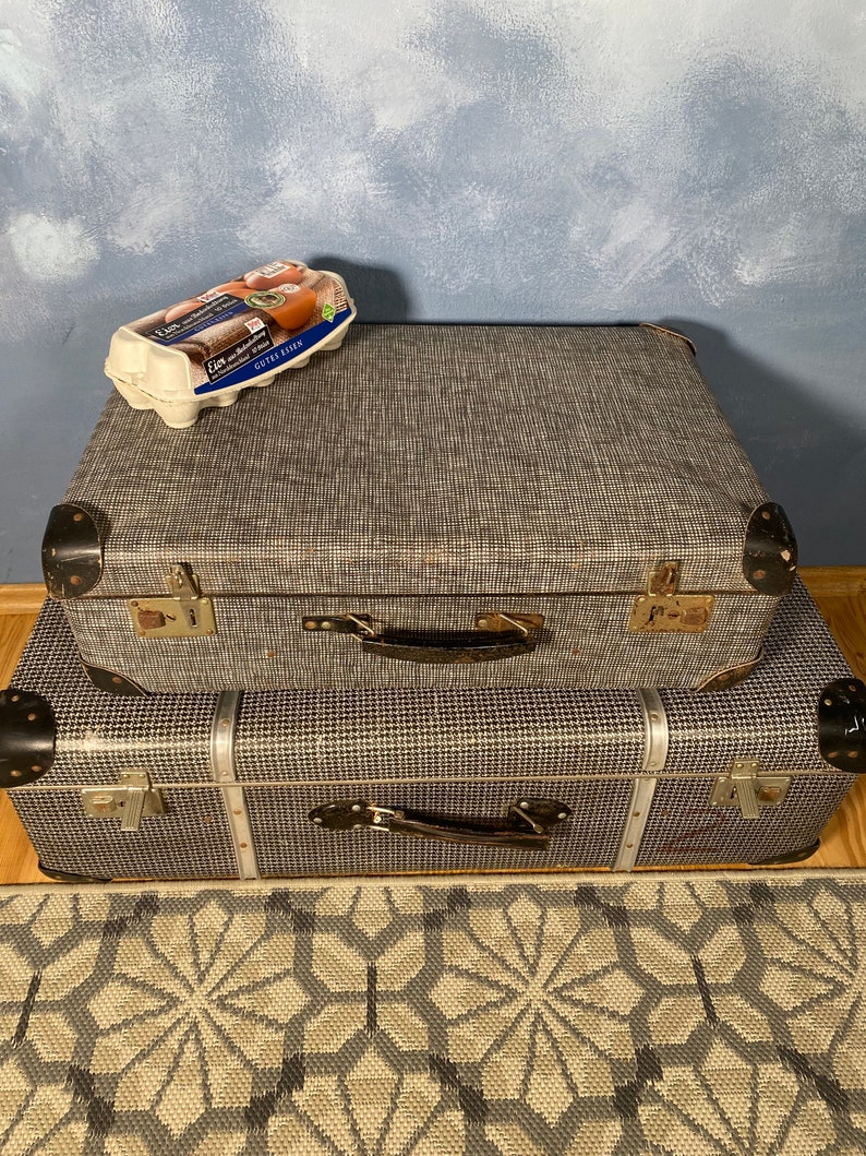 2 Koffer Set alt Schwarz Weiß vintage Reisekoffer Vulkanfiber Metallmontur Pappkoffer Bild 1