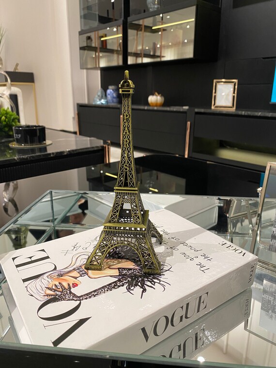 Statua Della Torre Eiffel Su Una Mappa, Parigi La Maggior Parte Della Destinazione Turistica Romantica Image55324602